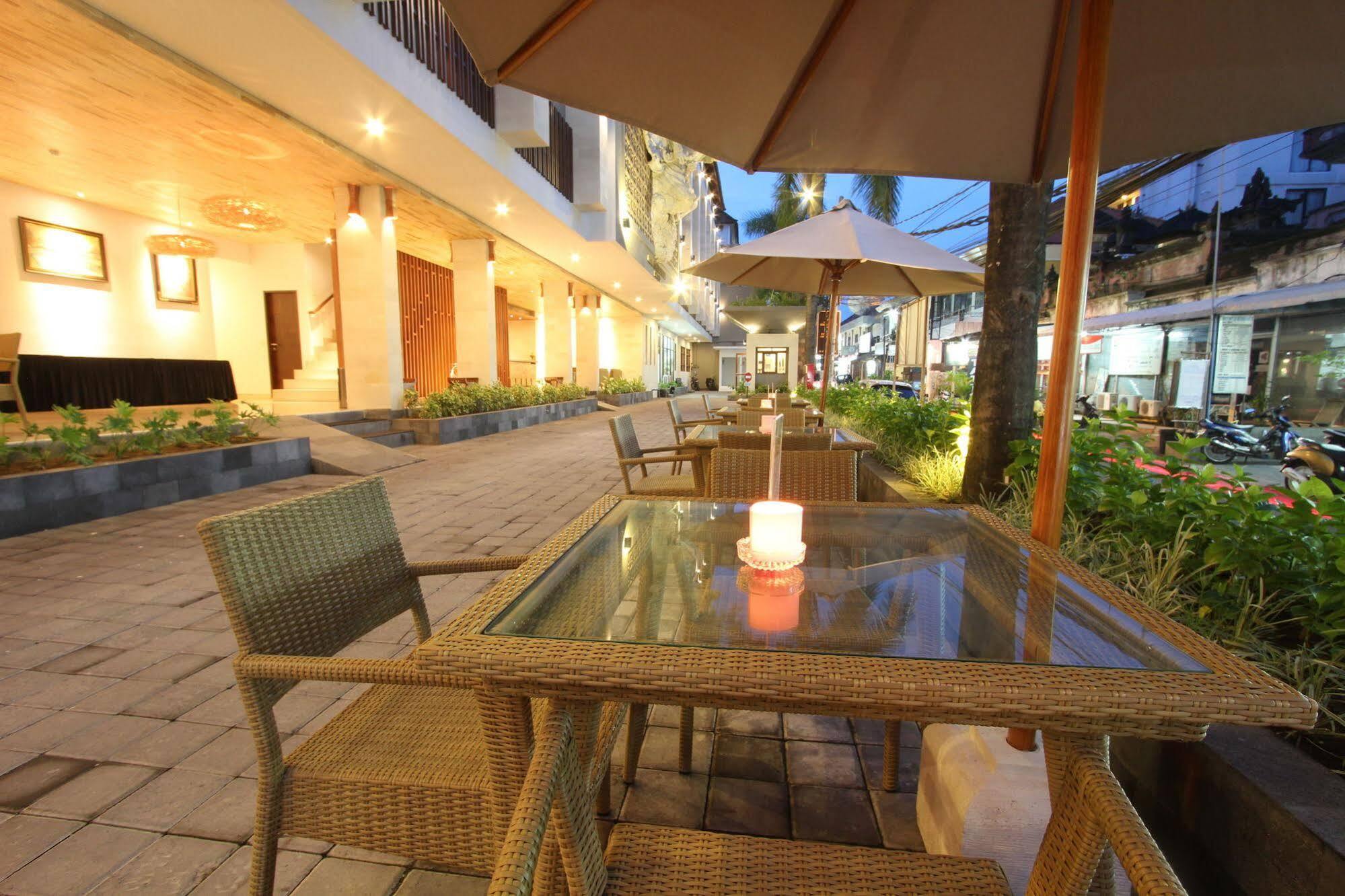 Grand La Walon Hotel Legian Exterior foto