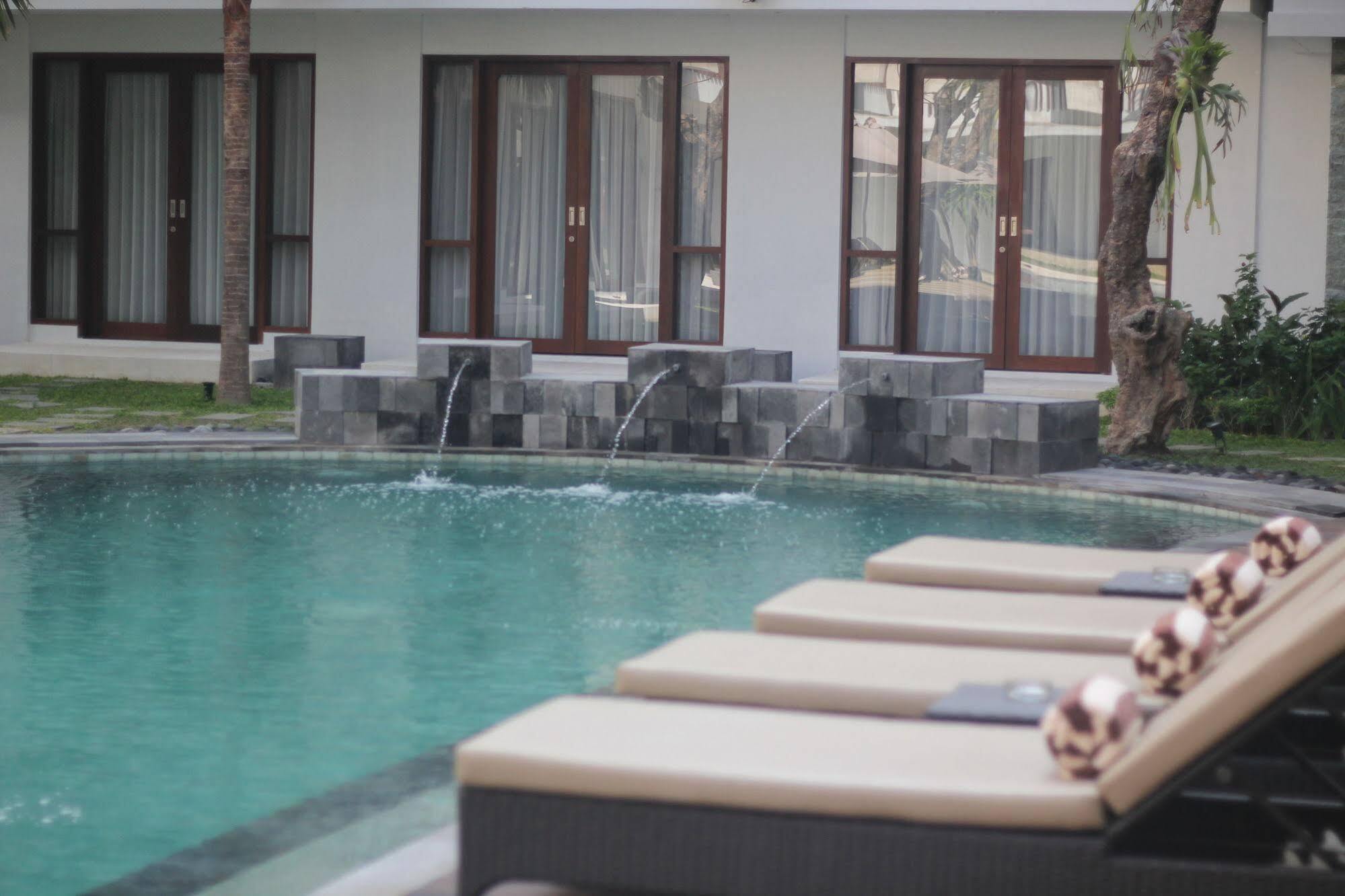 Grand La Walon Hotel Legian Exterior foto