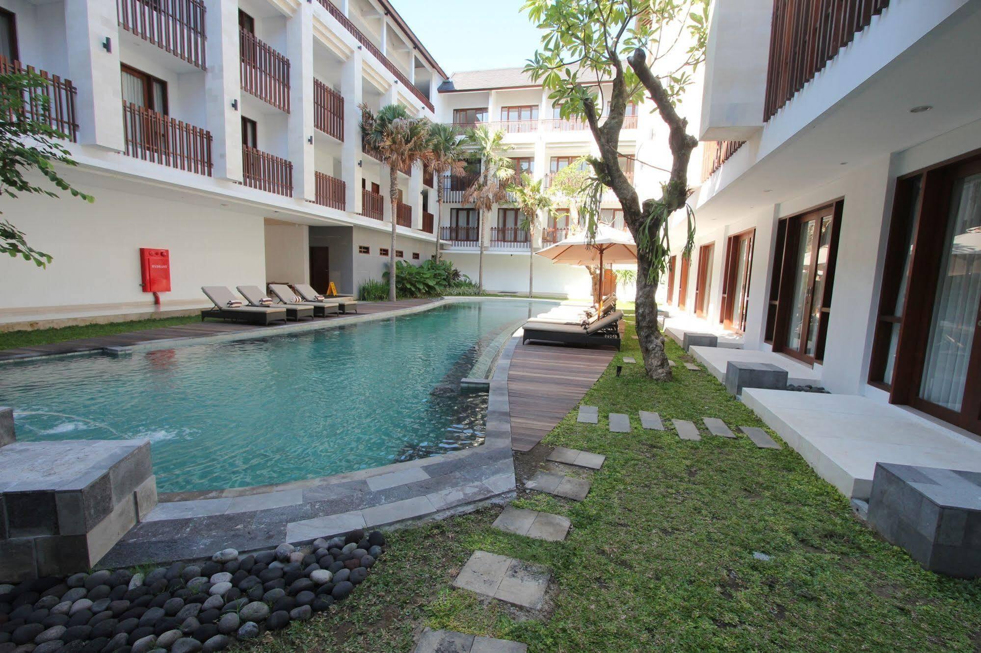Grand La Walon Hotel Legian Exterior foto